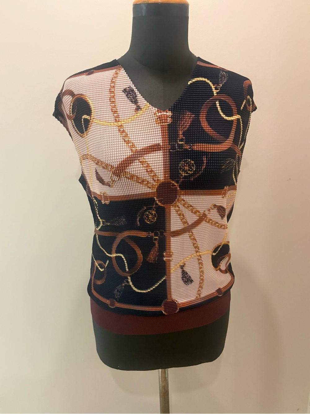 Brand new 3 D magic T in Chain-Print V-Neck Black & Cream